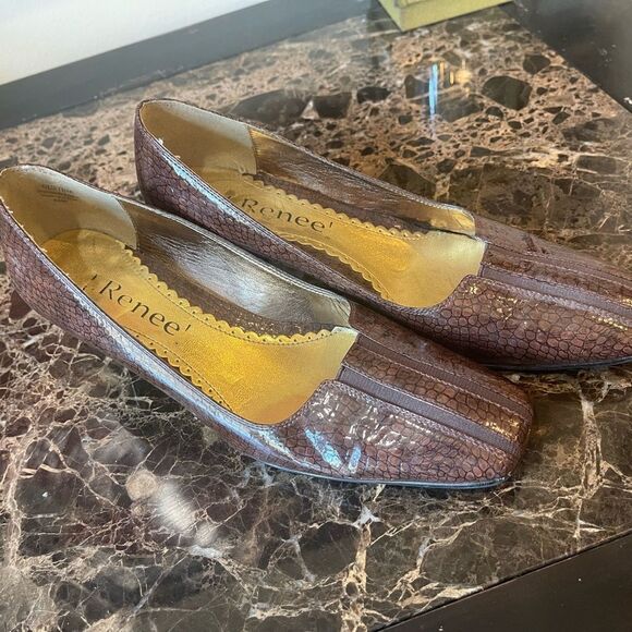 J Renee Gold Framed Heel! - Picture 2 of 15